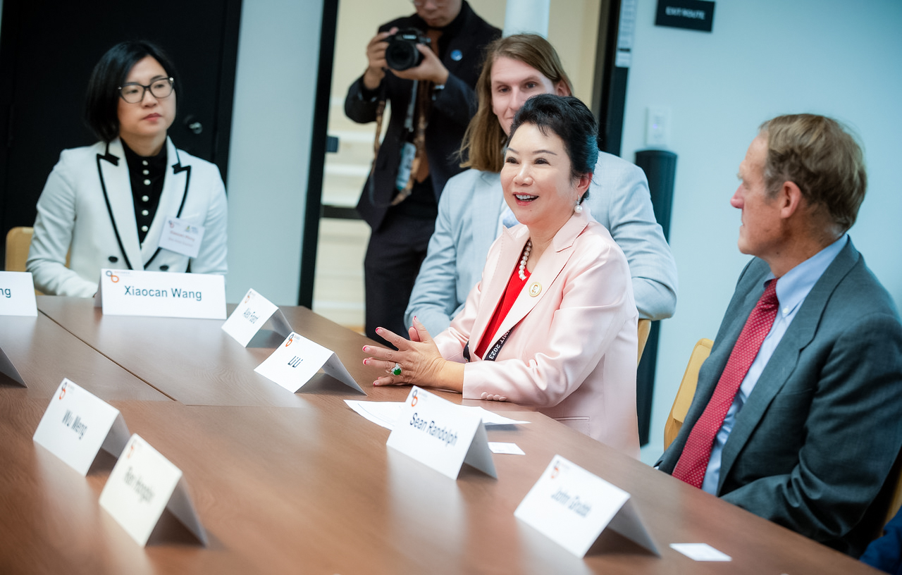 人生就是博集团董事局李俐参加贸促会活动