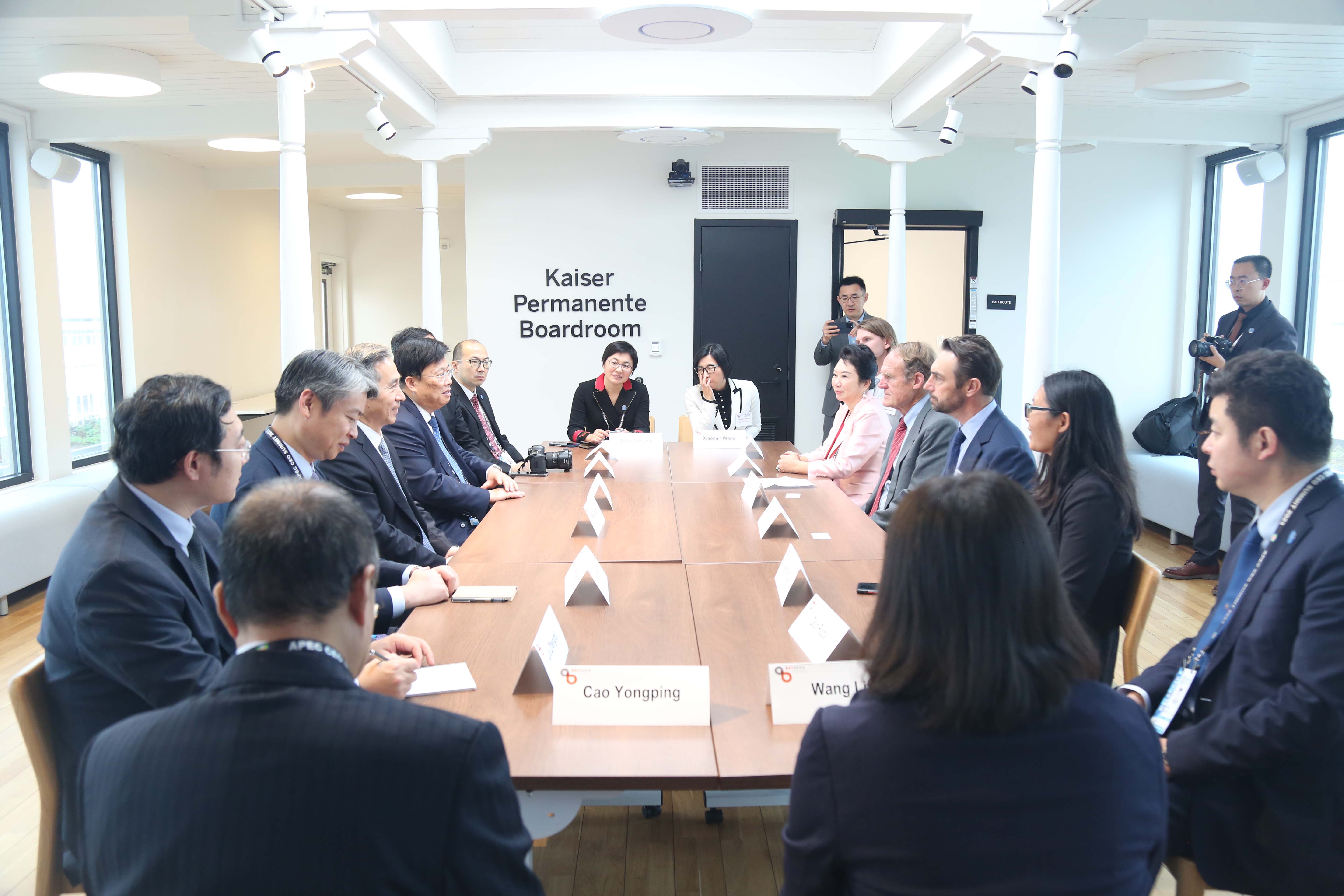 人生就是博集团董事局李俐与中国贸促会会长任鸿斌交流